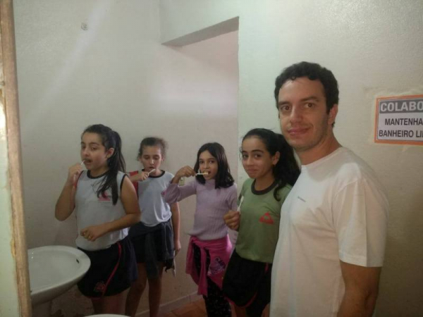 O Dentista Edgar Gontijo, durante avaliação de saúde bucal com os alunos da Escola Estadual Maria Luiza das Dores