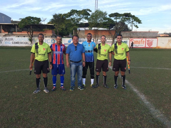 O Prefeito Marco Aurélio Rabelo Gomes, com os representantes do Mandembo e Bela Vista e  o trio de arbitragem 