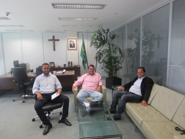  Da esquerda para direita: O Assessor do Chefe de Gabinete Cláudio Henrique,  o Chefe de Gabinete Edson Moura e o Prefeito Marco Aurélio Rabelo Gomes. 