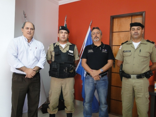 Da esquerda p/ direita: Assessor jurídico, Renato Soares; Sargento Pedroso, Prefeito Robson e o Comandante do Destacamento da PM de Pains, Subtenente Carlos Luiz Costa