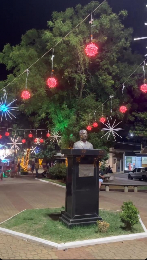 Prefeitura inaugura luzes natalinas