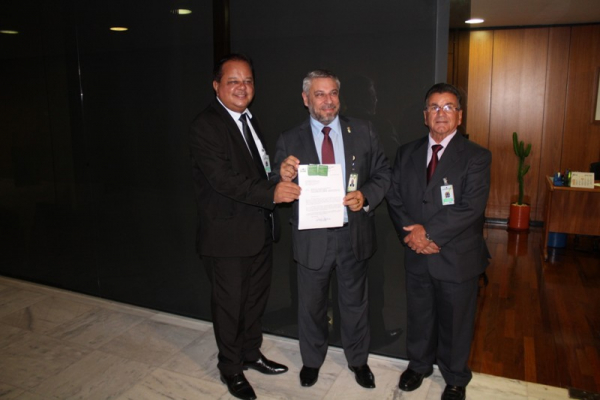 Da esquerda para direita: O Prefeito Marco Aurélio Rabelo, o Assessor Especial da Secretaria Especial para a Câmara dos Deputados, Laudívio Alvarenga Carvalho e o Vice-Prefeito Gerado Couto (Lalado)