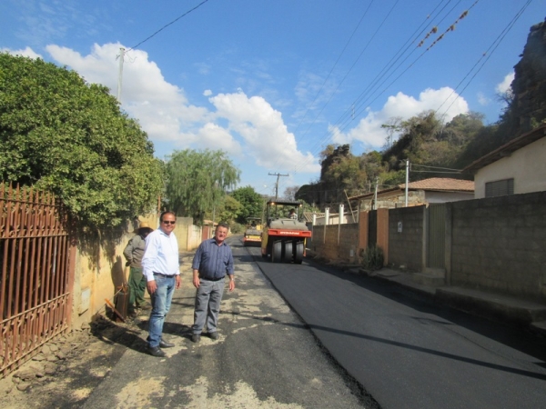 Prefeitura realiza recapeamento asfáltico na comunidade do Corumbá