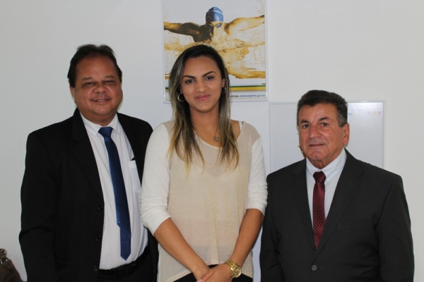 O Prefeito Marco Aurélio Rabelo Gomes, a Assessora Parlamentar, Gláucia Avelina dos Santos e o Vice-Prefeito Geraldo de Oliveira Couto (Lalado). 