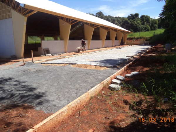 Têm início obras de drenagem e pavimentação na quadra poliesportiva da Vila Crispim