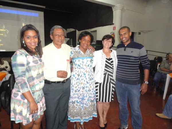 A família do homenageado junto à Coordenadora Nininha Rezende 