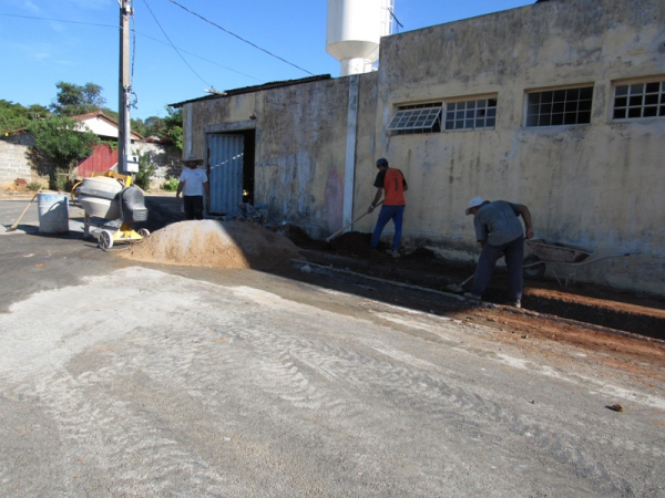 Administração Municipal realiza reforma na quadra do bairro Alvorada