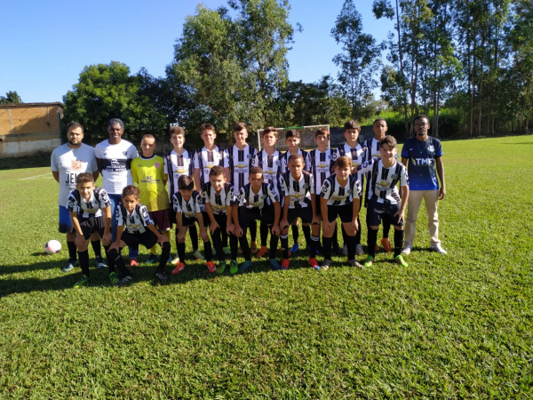 Equipe sub-13, da escolinha de Futebol da Prefeitura Municipal de Pains,  campeã do Campeonato Regional de Futebol de Base                                                                                                                                                                 