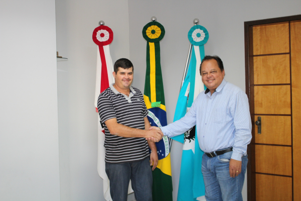 O Prefeito Marco Aurélio (direita) e o Presidente da APAE Leandro Ferreira 