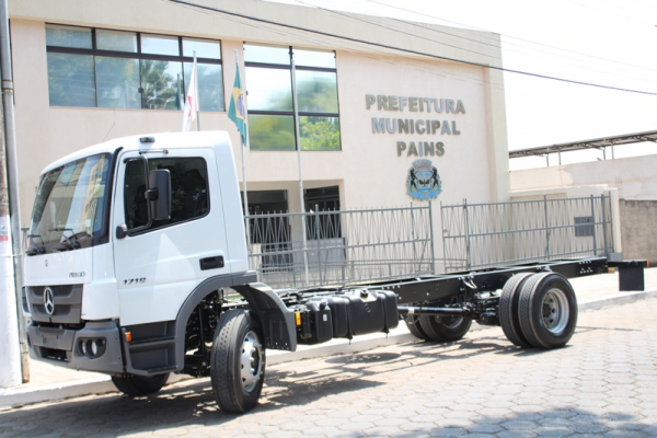 Prefeitura através da Funasa adquire caminhão e compactador de lixo