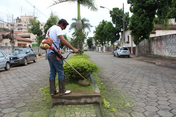 Prefeitura realiza manutenção e limpeza dos canteiros