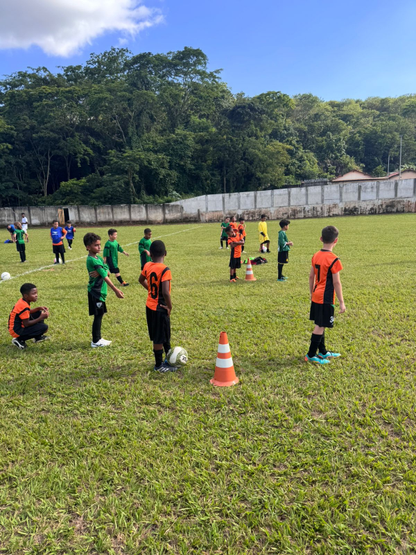 Prefeitura de Pains oferece aulas de futebol amador por meio da Secretaria de Esportes