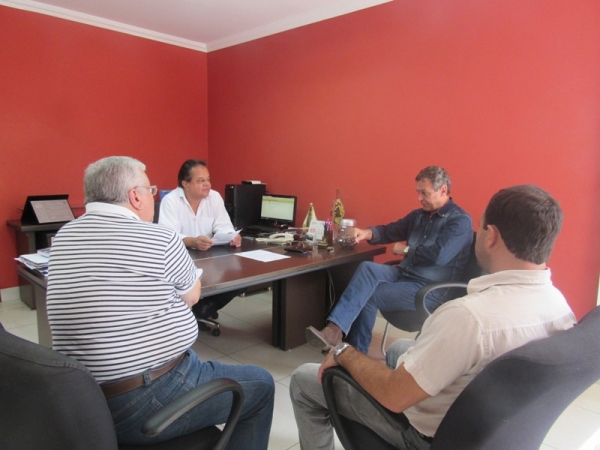 Prefeito se reúne com representante da Construtora que fará as 130 casas da Cohab/Minas no município