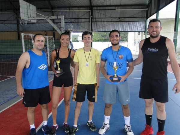 Da esquerda para direita: o Secretário de Esporte Bruno, a 1ª colocada Larissa, a dupla Carlos Eduardo e Gabriel (2ºs colocados) e Pierre (1º colocado)