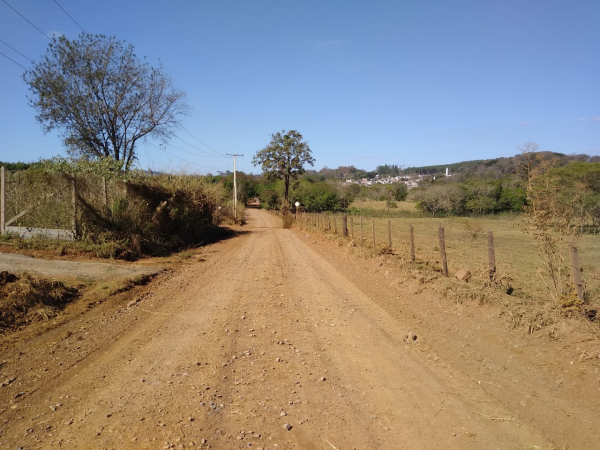Prefeitura recupera estradas rurais Pains/Capoeirão via Tamboril