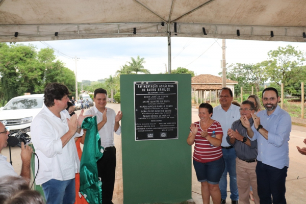 Administração Municipal inaugura obra de pavimentação asfáltica no Bairro Araújos