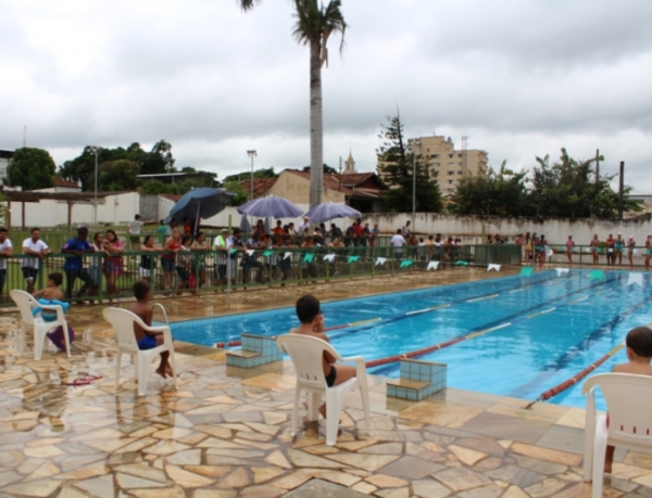 Praça de Esportes promove torneio de natação