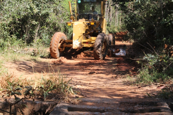 Administração Municipal recupera estradas rurais