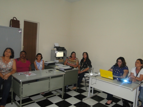 Equipe Técnica da Secretaria Municipal de Educação juntamente com a Consultora Kelly Cristina durante estudo sobre educação no Município