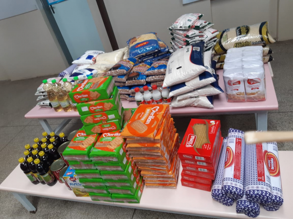 Prefeitura de Pains doa gêneros alimentícios da alimentação escolar para família de alunos carentes