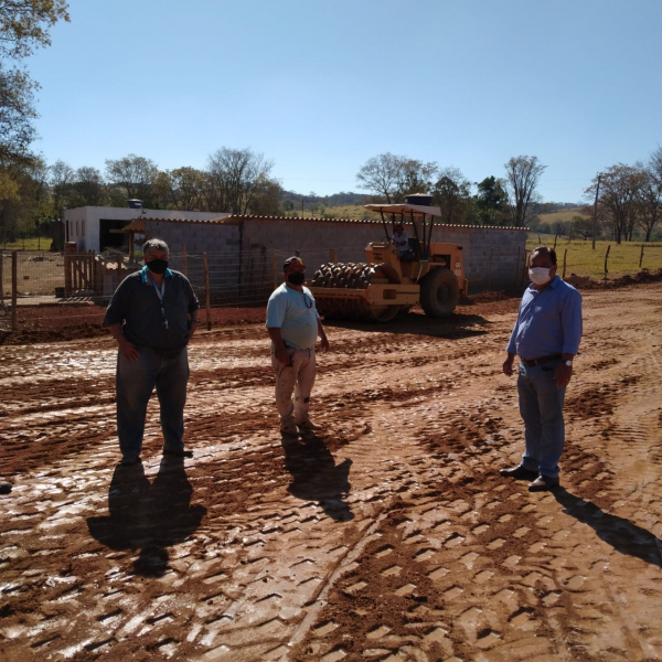 Prefeitura realiza terraplanagem para construção de quadra poliesportiva na Comunidade Rural do Capoeirão