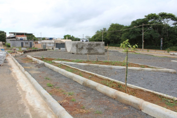 Construção da Praça do Bairro Alvorada está em fase de regularização do terreno para pavimentação