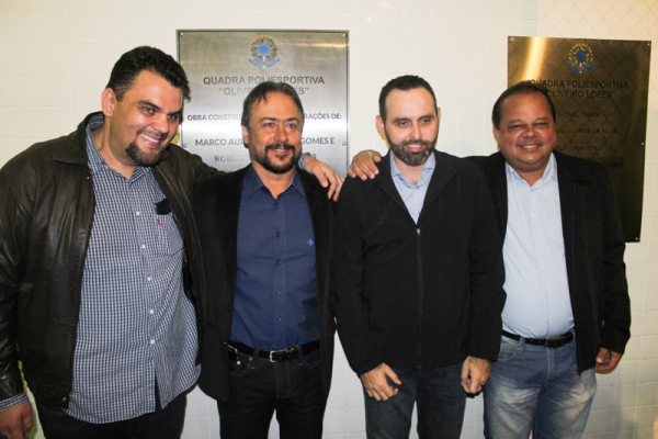 Da esquerda para direita: O Chefe de Gabinete da (Segov) Edson Moura, o Ex-Prefeito e filho do homenageado Robson Lopes, o Deputado Estadual Ulysses Gomes e o Prefeito Marco Aurélio Rabelo