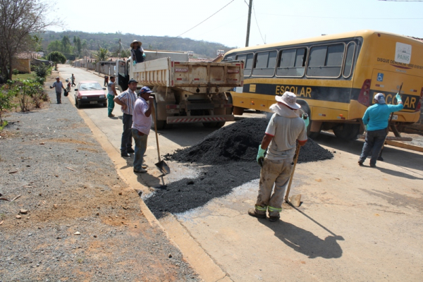 Operação tapa-buracos sendo realizada na Rua Padre Carlos Alves de Carvalho