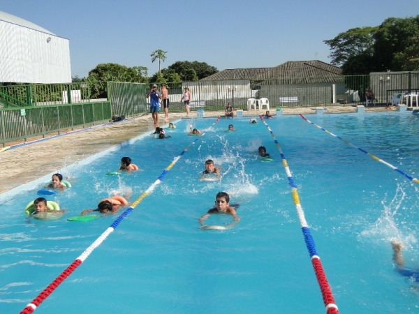 Praça de esportes continua oferecendo aulas de natação e hidroginástica