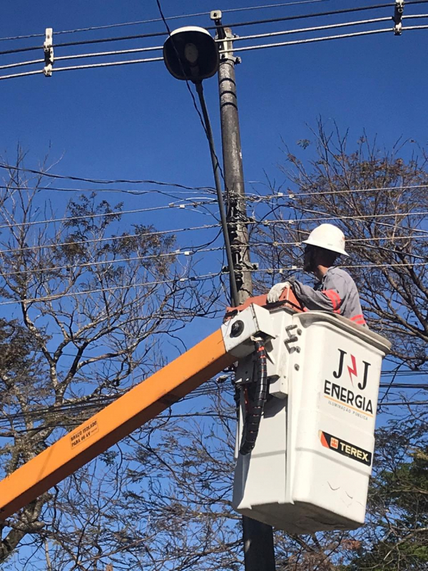 Serviço de iluminação pública em Pains é realizado pela empresa JJ Energia