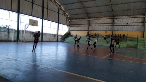 Equipe de Futsal de Pains participa de torneio regional