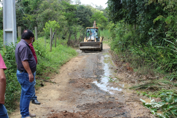 Prefeitura realiza instalação de manilhas para escoamento das águas na estrada na comunidade da Matinha