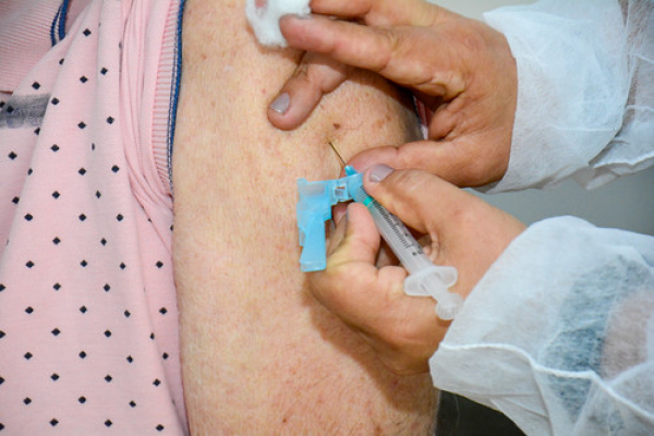 Secretaria de Saúde irá vacinar idosos acima de 83 anos