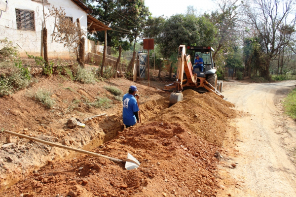 Administração Municipal através do Saae está construindo o Sistema de Água e Rede de Esgoto no Bairro 	Araújos