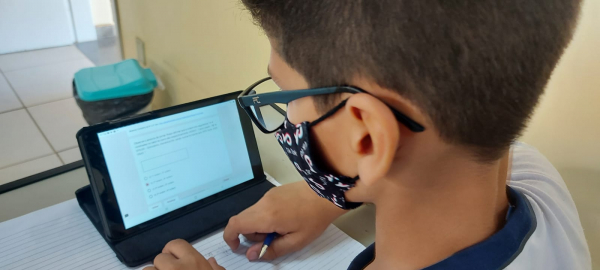 Alunos da Escola Municipal Professor João Batista Rodarte usam tablets para realizarem simulados online