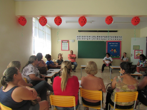 O Coordenador João de Oliveira em reunião com as professoras da Escola Municipal José Maria da Fonseca