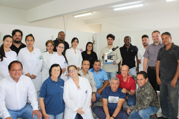 Rotary Club de Pains doa microscópio para o Laboratório Municipal