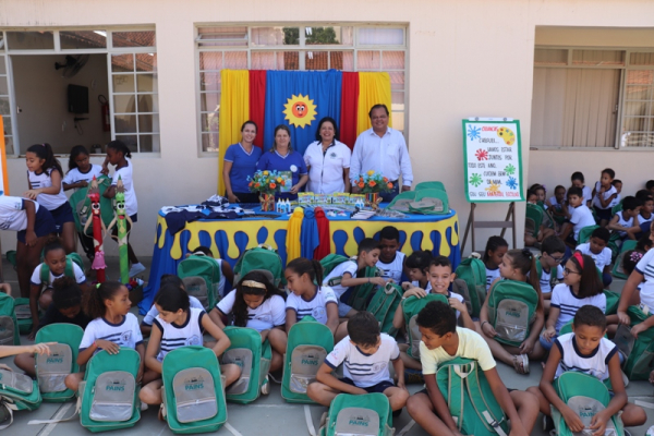 Prefeito entrega Kit escolar para 700 alunos da Rede Municipal de Ensino