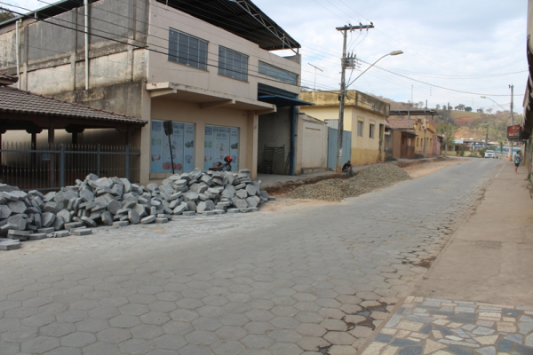 Administração Municipal inicia obras de pavimentação da Rua João Lourenço Gomide