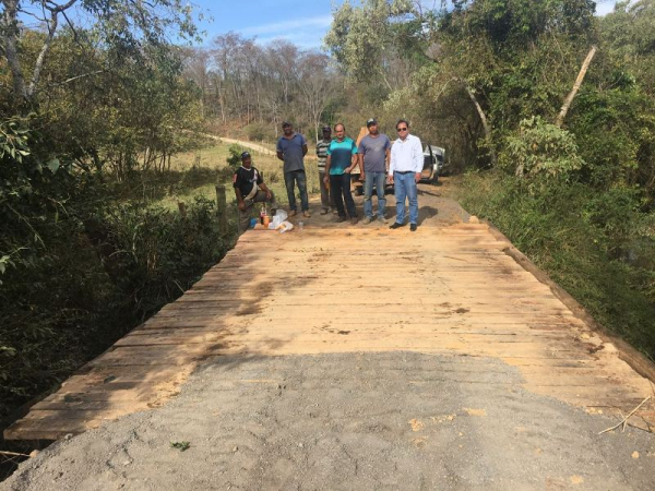 O Primeiro da Esquerda para direita, o Prefeito Marco Aurélio, o 3º da esquerda para direita, o Secretário de Transporte, Vilmar Lucas e os funcionários da Prefeitura que trabalharam na  restauração da ponte.