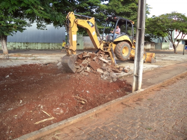Terreno para construção da Praça em Vila Costina começa a ser preparado