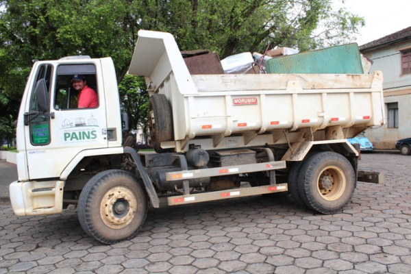 Mutirão de limpeza contra a dengue recolhe cinco caminhões de lixo