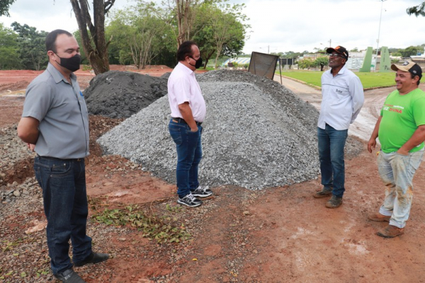 Prefeitura em parceria com a Lhoist iniciam obra de pavimentação e drenagem da Estrada Sebastião Maneca (Mata das Borboletas)