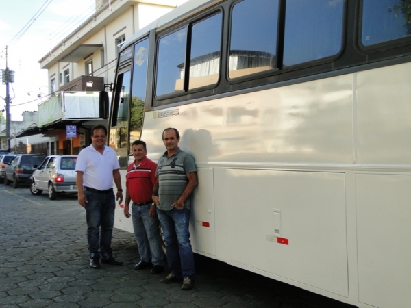 Na foto, o Prefeito Marco Aurélio Rabelo Gomes e o Vice-Prefeito Geraldo de Oliveira Couto, o Secretário de transporte Vilmar Lucas da Silva