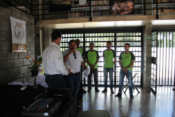 Prefeitura com o apoio financeiro da Cal Ferreira doa uniformes e equipamentos de som a banda de Música Santa Cecília