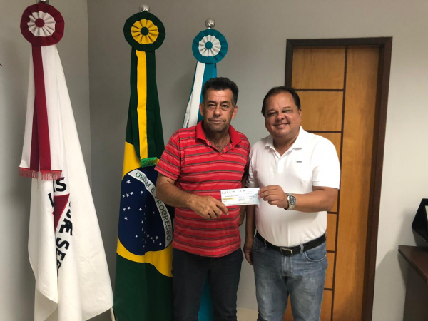 O Prefeito Marco Aurélio (direita) e  o Presidente da Câmara no ano de 2018, Geraldo Éder da Silva (Neném do Veloso) entregando o cheque.