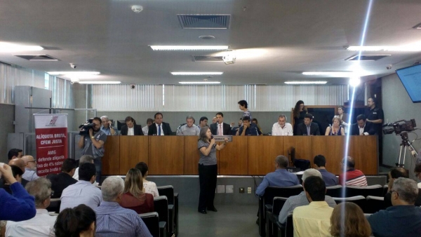 Prefeito Marco Aurélio que faz parte como fiscal na diretoria da  Amig,(3º da esquerda para direita), compondo a mesa na reunião.