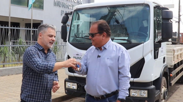 Prefeito Marco Aurélio Rabelo Gomes recebe a chave do novo veículo das mãos do Assessor Parlamentar Denilson Teixeira, do Presidente do Senado, Rodrigo Pacheco