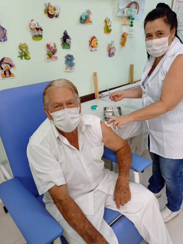 Profissionais da saúde do setor privado estão sendo vacinados contra a Covid-19