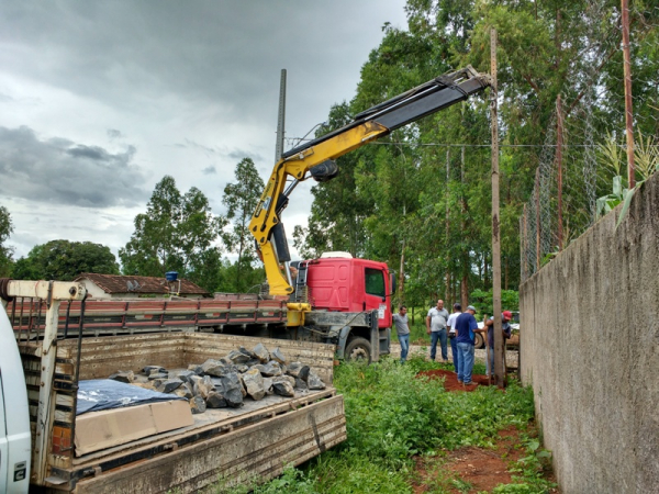 Administração Municipal realiza obras no campo de futebol da comunidade do Capoeirão